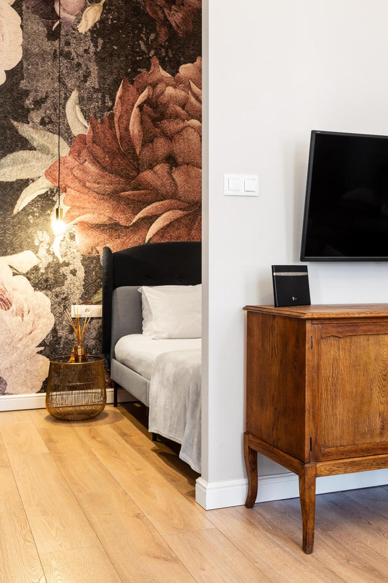 Househost Apartment: Lazarza Ii Street Apartment Krakow